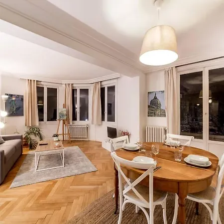 Spacieux Et Lumineux 70m² De La Place Ail *