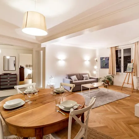 Spacieux Et Lumineux 70m² De La Place Ail *
